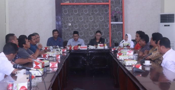 ASPIRASI: DPRD Kabupaten Sambas menerima aspirasi warga transmigran dari daerah perbatasan yang lahannya diambil perusahaan. IST