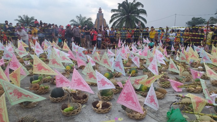 RITUAL: Berbagai jenis buah, sayur, dan makanan yang disiapkan untuk ritual sembahyang rebut di kompleks pemakaman Yayasan Bhakti Suci, Sungai Raya, Kubu Raya, kemarin. (Marsita Riandini/Pontianak Post)