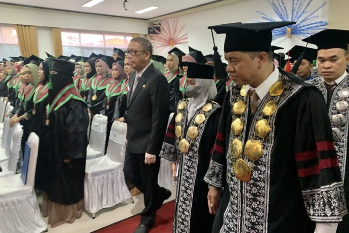 Gubernur Kalbar Sutarmidji menghadiri prosesi wisuda di Poltesa Sambas. foto Shando Safela