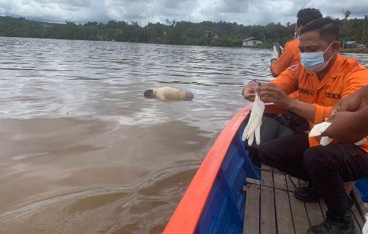 Mayat seorang pria yang ditemukan tim BPBD di Sungai Kapuas. foto istimewa