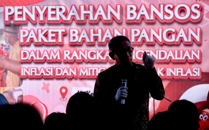 Sutarmidji membagikan paket bahan pangan di Galing, Sambas, Minggu (25/9). foto Shando Safela