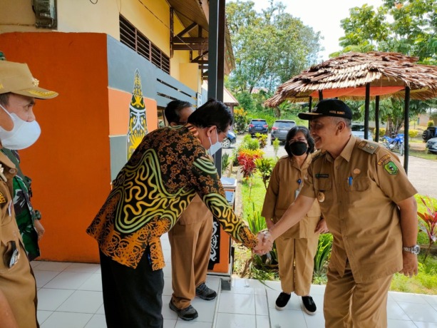 JABAT TANGAN: Wabup Rizal saat berjabat tangan dengan Sestama BNPP RI Restuardy Daud, disela-sela kunkernya dalam meninjau pengerjaan PLBN Jagoi Babang, kemarin. HUMPRO