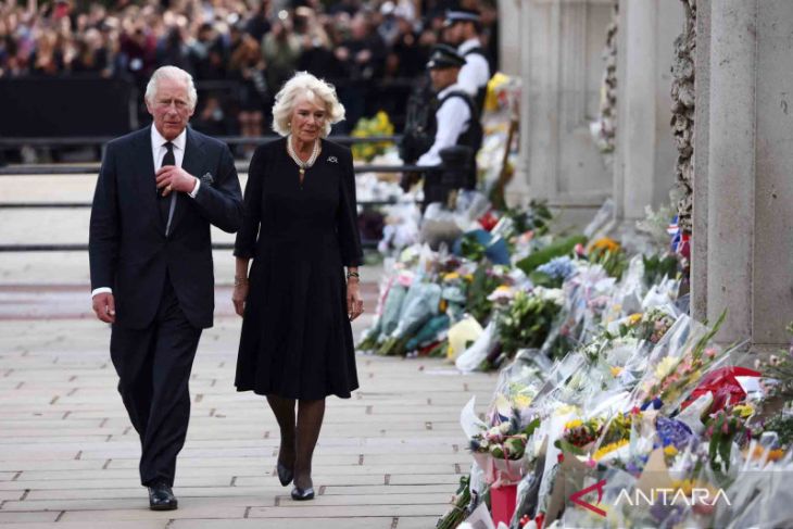 PENERUS RATU: Raja Inggris Charles III (kiri) dan Permaisuri Camilla berjalan di halaman Istana Buckingham di London, Inggris, Jumat (9/9/2022). Sepeninggalan Ratu Elizabeth II, Charles menjadi raja Inggris dengan gelar Raja Charles III. (ANTARA FOTO/REUT