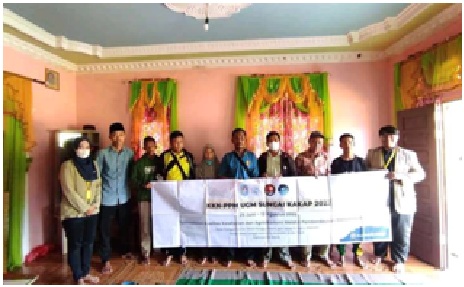 Dessy Wulandari setelah melakukan penyuluhan kesehatan hewan ternak kepada peternak Dusun Perintis dan Dusun Pembangunan di Rumah Kepala Dusun Perintis Bapak Juni, Desa Punggur Besar, Sungai Kakap, Kabupaten Kubu Raya.