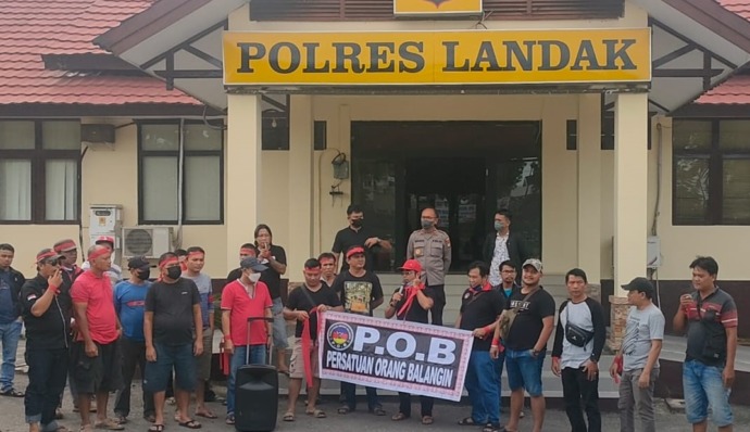 Ormas Persatuan Orang Balangin (POB) Kabupaten Landak melakukan orasi di depan Mapolres Landak, Sabtu (10/9).(ist)