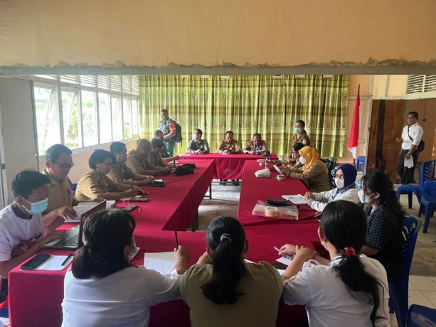 RAPAT: Puskesmas Embaloh Hulu menggelar rapat bersama lintas sektor dan tiga desa dalam persiapan Deklarasi ODF di Kecamatan Embaloh Hulu, Kamis (29/9). IST