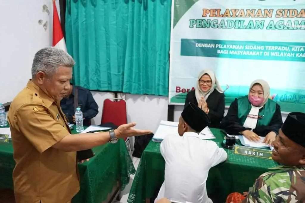 ISBAT NIKAH : Bupati Kubu Raya, Muda Mahendrawan meninjau pelaksanaan isbat nikah di Kantor Camat Kuala Mandor B. IST