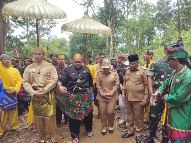 ZIARAH : Raja Mempawah Dr Ir Mardan Adijaya Kesuma Ibrahim, M.Sc bersama Bupati Mempawah dan Forkopimda saat ziarah ke makam Opu Daeng Menambon