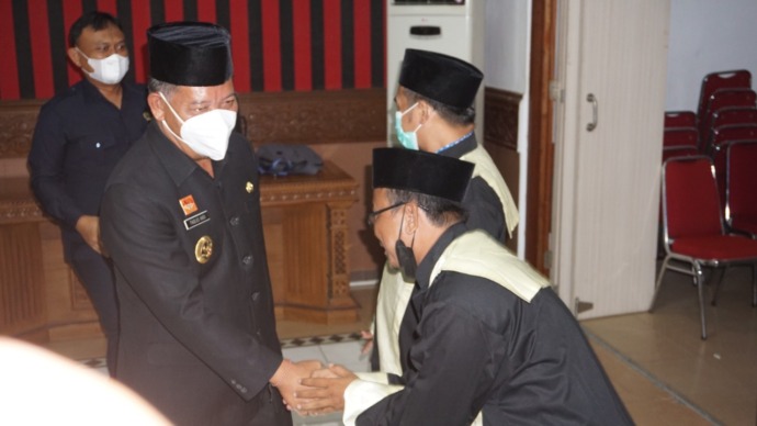 SELAMAT : Bupati Sanggau, Paolus Hadi memberikan ucapan selamat kepada para dewan hakim MTQ XXX usai dilakukan pelantikan. : SUGENG/PONTIANAK POST