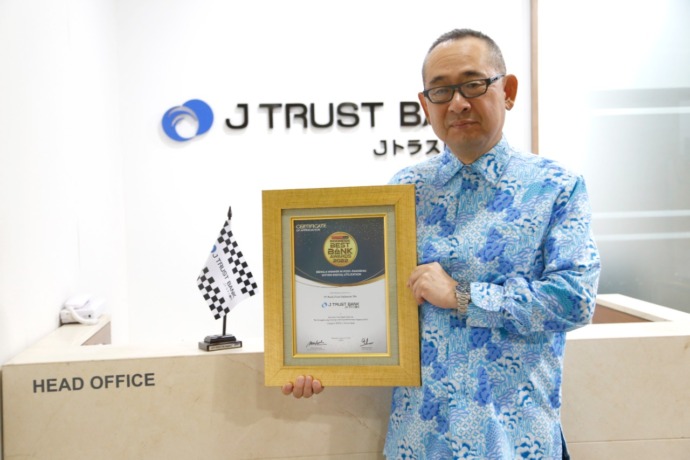 Direktur Utama J Trust Bank Ritsuo Fukadai menerima penghargaan dari Warta Ekonomi dalam ajang Indonesia Best Bank Awards 2022. IST