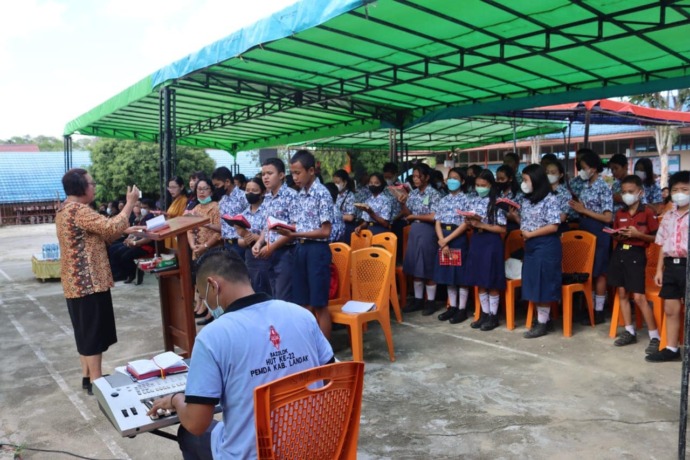 Siswa SMPN 1 Sengah Temila bersama masyarakat menggelar misa arwah bagi korban kecelakaan pada 25 Agustus lalu, Kamis (1/9). (Ist)