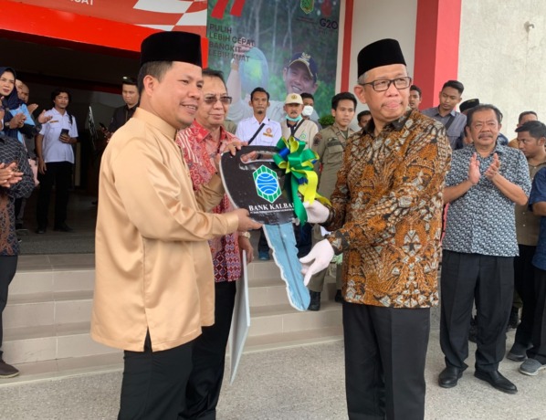 CSR BANK KALBAR: Gubernur Kalbar Sutarmidji menyerahkan CSR Bank Kalbar satu unit truk sampah kepada Bupati Kabupaten Sambas, H. Satono didampingi Direktur Kepatuhan Bank Kalbar, Ilham Wahono. (SHANDO SAFELA/PONTIANAK POST)