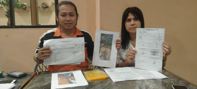 BERI KETERANGAN: Desi Natalia bersama penasihat hukumnya, Merza Berliandy mengungkap dugaan kecurangan pemilihan Kades Kampet, Jumat (16/9). (ADONG EKO/PONTIANAK POST)