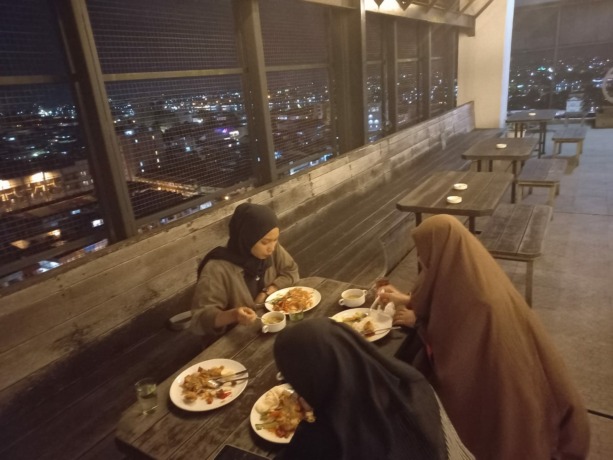 Santap malam sambil menikmati pemandangan Kota Pontianak di Cielo Sky Lounge. (Siti/Pontianak Post)