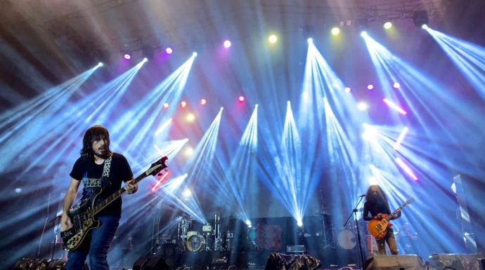 COLLABONATION: Para musisi tampil di Collabonation di Rumah Radakng tadi malam. Ribuan penonton memadati area konser sejak sore hari untuk menyaksikan Kelompok Penerbang Roket, Hindia dan Fourtwnty. (SHANDO SAFELA/PONTIANAK POST)