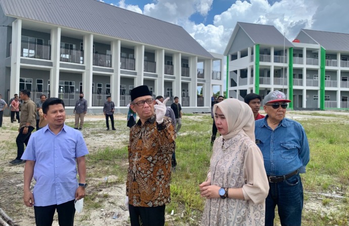 TAK PUAS: Gubernur Sutarmidji meninjau SMK Unggulan Sambas di Jalan Subah, Kabupaten Sambas. Sutarmidji mengaku tak puas dengan kondisi bangunan sekolah yang baru selesai dibangun tersebut. SHANDO SAFELA/PONTIANAK POST