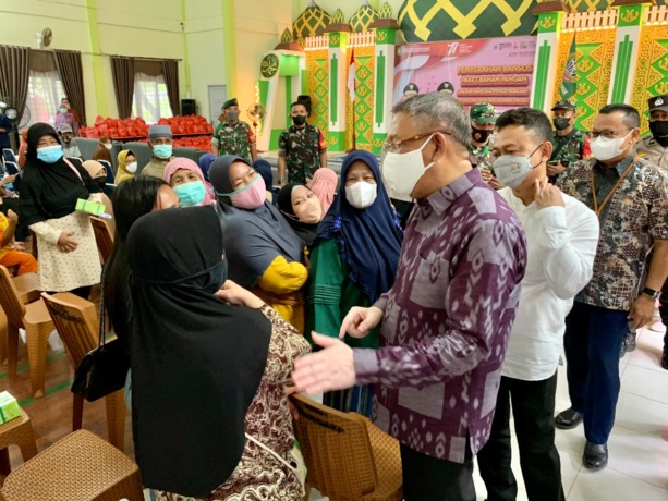 SERAHKAN: Gubernur Kalbar Sutarmidji bersama Wali Kota Pontianak Edi Kamtono menghadiri penyerahan bansos paket bahan pangan dalam rangka pengendalian inflasi dan mitigasi dampak inflasi di Kecamatan Pontianak Tenggara, Jumat (9/9) siang. (IDIL AQSA AKBAR