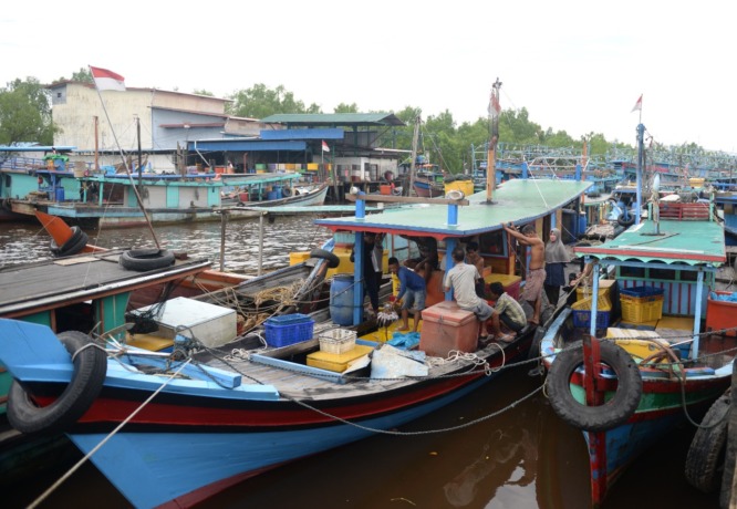 TAK MELAUT: Sejumlah kapal ikan sedang berlabuh di dermaga Sungai Kakap, Kabupaten Kubu Raya. Sebagian kapal-kapal tersebut sedang menunggu pasokan bahan bakar minyak (BBM) sebelum kembali berlayar, Kamis (8/9). Dampak kenaikan harga BBM mempengaruhi paso