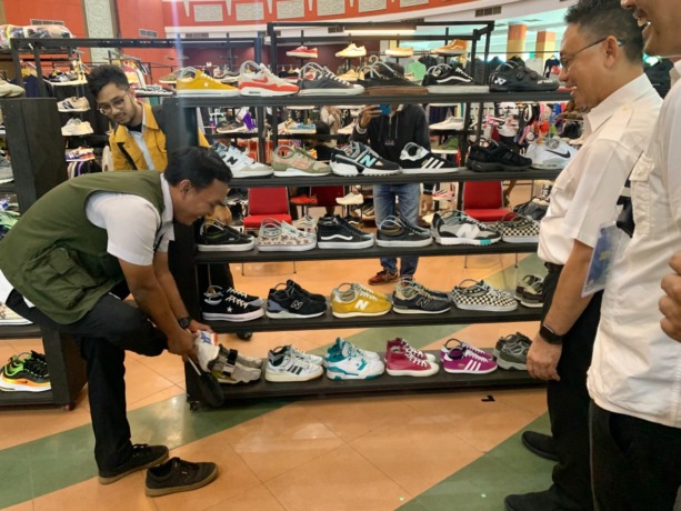 BELI LELONG: Edi Kamtono menyempatkan membeli sepatu untuk pegawainya di sela pembukaan Pontianak Festival Week di PCC, kemarin. Acara yang sebagian besar diisi oleh para pedagang lelong yang beken dengan istilah thrift ini, menurut Edi layak didukung kar