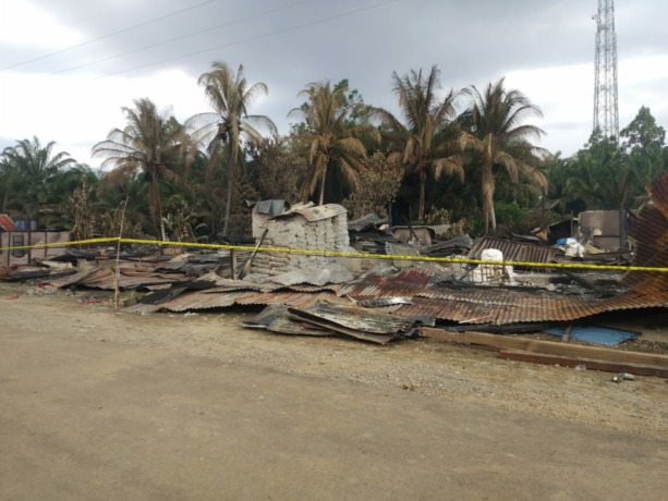 PUING: Sisa-sisa puing bangunan warga yang terbakar pada Minggu dini hari di Nanga Biang. ISTIMEWA