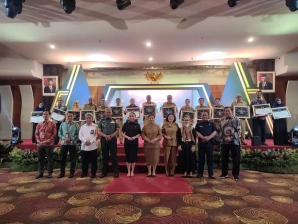 PENGHARGAAN : Wali Kota Singkawang, Tjhai Chui Mie menerima penghargaan Inovation Award (Kalbaria) tahun 2022 di Kota Pontianak, Sabtu (22/10) malam. HAR / SINGKAWANG