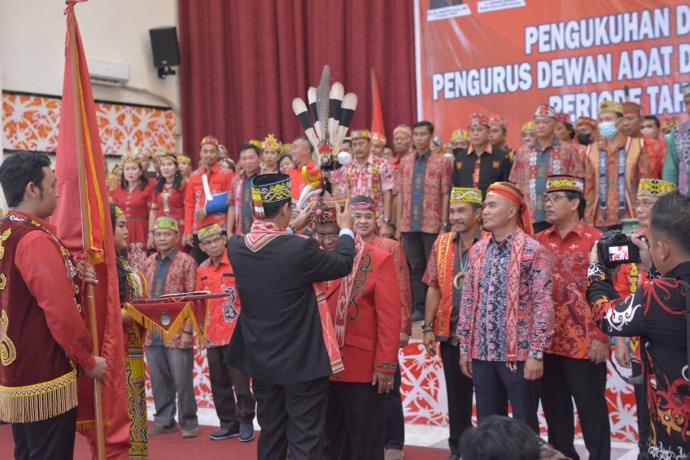 PEMASANGAN TUTUP KEPALA: Ketua DAD Kalbar Jakius menyerahkan penutup kepala kepada Ketua DAD Landak Heri Saman, Senin (10/10). MIFTAHUL KHAIR/PONTIANAK POST