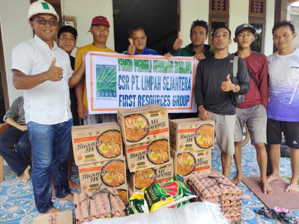 PENYERAHAN BANTUAN: First Resources Regional Kalimantan Barat saat menyerahkan bantuan paket sembako kepada korban banjir, beberapa waktu lalu. ISTIMEWA