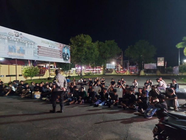 BALAP LIAR: Puluhan remaja yang melakukan balap liar diamankan ke Polres Ketapang, Sabtu (22/10). ISTIMEWA