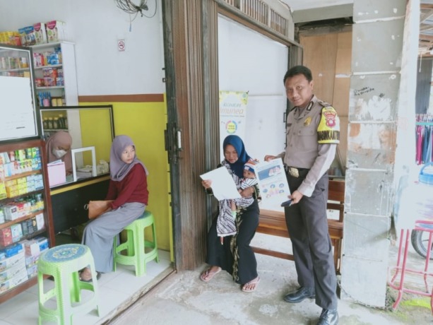SAMBANGI APOTEK: Anggota Polsek Sukadana saat menyambangi salah satu apotek di Sukadana guna bersama mengawasi peredaran obat, kemarin. ISTIMEWA