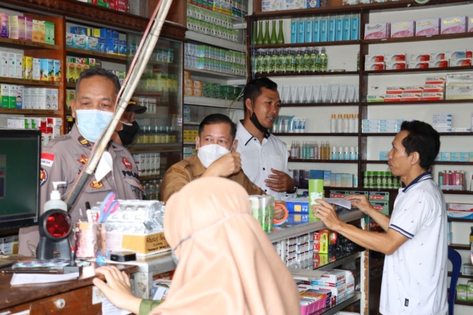 PENGECEKAN: Kegiatan pengecekan penjualan obat sirop di sejumlah apotek di wilayah Putussibau, Senin (24/10). ANDREAS/PONTIANAK POST