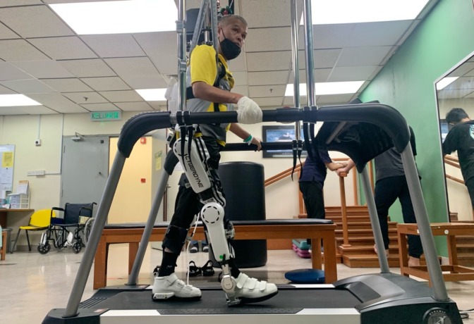 Pasien stroke tengah menjalani terapi robotik pertama di Malaysia di Rumah Sakit Normah, Kuching. foto Shando Safela
