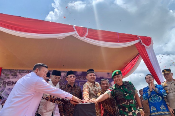 Pemancangan pondasi Masjid Kota Juang Melawi oleh Gubernur Sutarmidji. foto Shando Safela
