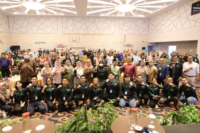 mendukung UMKM daerah, mahasiswa Magister Manajemen Universitas Tanjungpura menerapkan 3M (Mengedukasi, Mendampingi dan Memfasilitasi) UMKM toko kelontong di Kota Pontianak. foto Istimewa