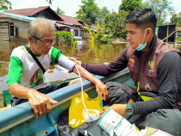 PERIKSA KESEHATAN: Petugas memeriksa kesehatan masyarakat yang terdampak banjir di Kabupaten Sintang. IST