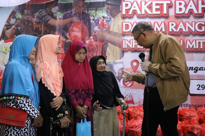 BERBINCANG: Gubernur Sutarmidji berbincang dengan warga penerima bansos paket bahan pangan kepada warga di Aula Kantor Desa Sungai Belidak, Kecamatan Sungai Kakap, Kabupaten Kubu Raya, Sabtu (29/10). BIRO ADPIM KALBAR FOR PONTIANAK POST