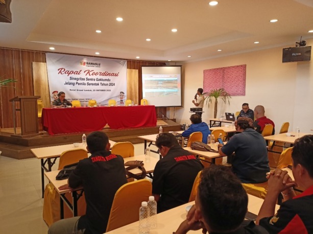 SOSIALISASI: Pemateri dari Polres Landak saat Rakor Sinergitas Sentra Gakkumdu di Ngabang, Selasa (25/10). MIFTAHUL KHAIR/PONTIANAK POST