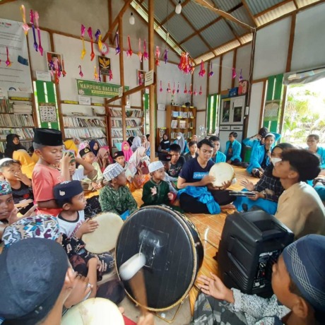 KAMPUNG BACA: Anak-anak Tanjung Saleh sedang berlatih memainkan rebana di Kampung Baca Tanjung Saleh. IST