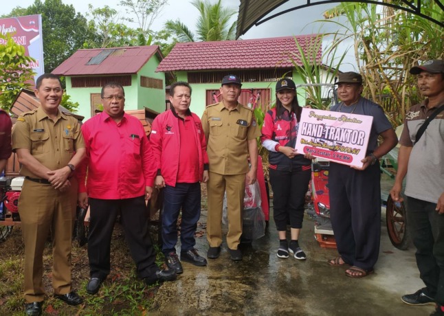 BANTUAN: Sekda Landak Vinsensius menghadiri Penyerahan Bantuan Alsintan APBN Tahun Anggaran 2022 oleh Anggota Komisi IV DPR RI Maria Lestari, di Dinas Pertanian, Perikanan dan Ketahanan Pangan (DPPKP) Kabupaten Landak, Selasa (25/10). DISKOMINFO LANDAK