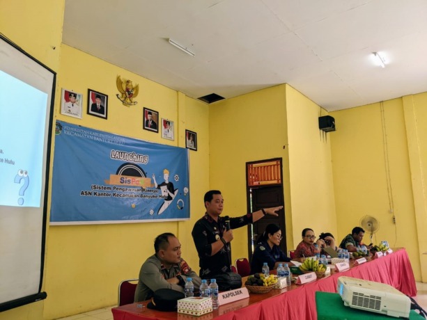 PELUNCURAN: Camat Banyuke Hulu Andrew Gormico menjelaskan cara kerja aplikasi SisPeK di kantor Camat Banyuke Hulu, Kamis (27/10). DISKOMINFO LANDAK