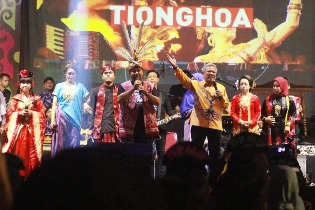 MERIAH : Konser Pesan Mendunia Multietnik yang digelar di Gaia Bumi Raya City Mall berlangsung meriah, Jumat (28/10) malam. Prokopim Kubu Raya