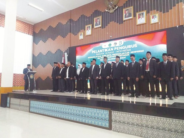 PELANTIKAN : Ketua Pelaksana BWI Mohammad Nuh lantik pengurus BWI Perwakilan Kubu Raya,  Mempawah, dan Pontianak, Selasa (25/10). MARSITA RIANDINI/PONTIANAK POST