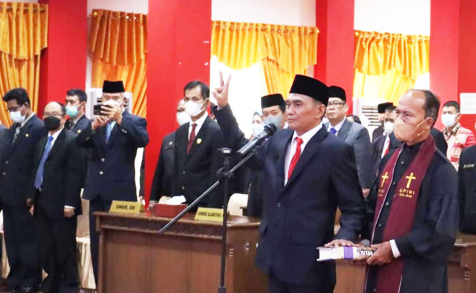 AMBIL SUMPAH: Prosesi pengambilan sumpah dan janji terhadap Gregorius Gunawan sebagai anggota DPRD PAW masa jabatan 2019-2024, di Ruang Sidang DPRD Bengkayang, kemarin sore. IST
