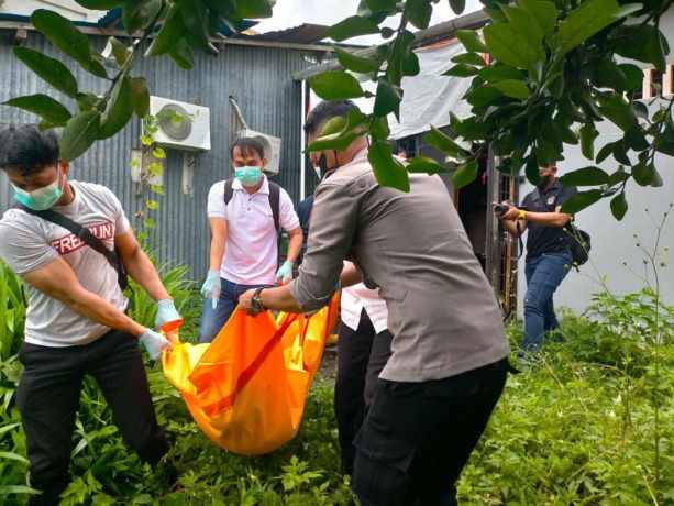 TEWAS : Mayat laki-laki yang ditemukan tewas di Jalan P Natuna, Gang Sinar akan dibawa ke RSUHB untuk dilakukan visum, Selasa (25/10).  IST