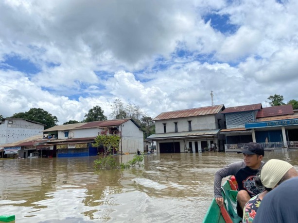 TERENDAM: Banjir kembali merendam permukiman warga di Jelai Hulu, Ketapang. Aktivitas warga pun lumpuh dan hanya bisa menggunakan perahu. AHMAD SOFIE/PONTIANAK POST