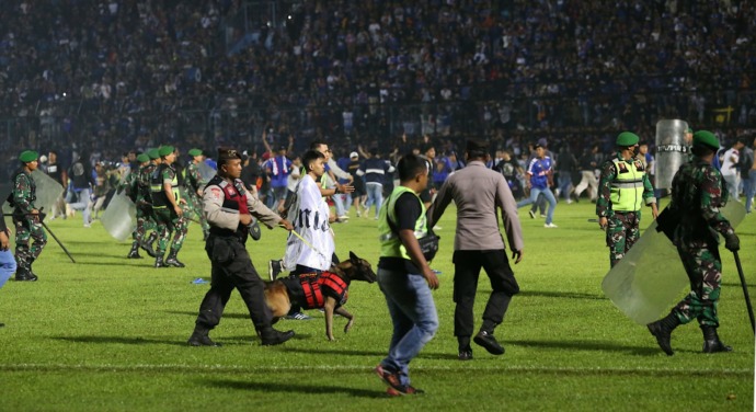 Suppoeter masuk lapangan setelah pertandingan Arema vs Persebaya. (Jawa Pos)