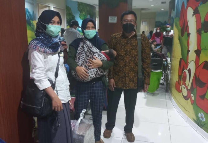 PERAWATAN : Kondisi Qori Ramadan di Jakarta. Bayi tanpa tempurung kepala warga Dusun Timur, Desa Sui Rasau, Kecamatan Sui Pinyuh, Kabupaten Mempawah itu sudah lebih dua bulan terbang ke Jakarta untuk mendapatkan perawatan di RSCM, namun anak pertama pasan