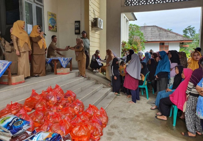 Operasi Pasar: Kegiatan Operasi Pasar (OP) yang dilaksanakan Dinas Perindustrian, Perdagangan dan Tenaga Kerja (Perindagnaker) Kabupaten Mempawah menyasar lingkungan masyarakat di Kecamatan Jongkat. OP dipusatkan di Halaman Kantor Camat Jongkat, Selasa (2
