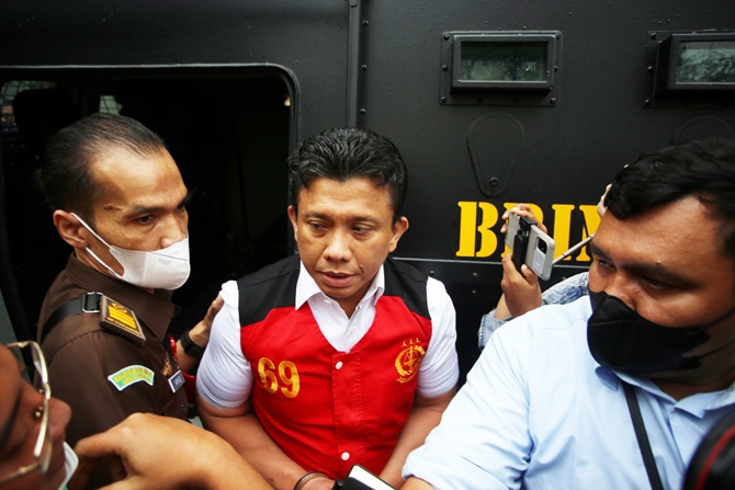 Tersangka pembunuhan Brigradir J, Ferdy Sambo menggunakan rompi tahanan Kejaksaan saat di giring menuju kendaraan taktis (rantis) Brimob Polri di gedung Jaksa Agung Muda Tindak Pidana Umum (Jampidum) Jakarta, Rabu (5/10). Penyidik Bareskrim Polri menyerah