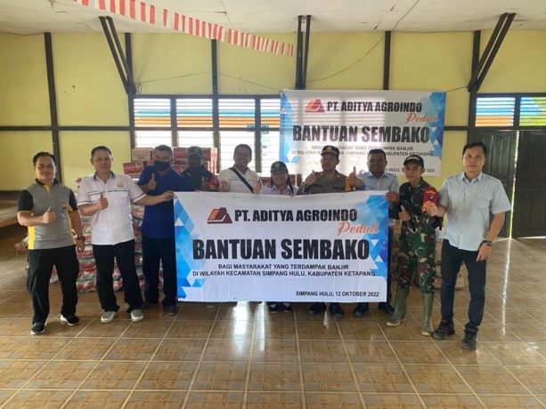 SIMBOLIS: Penyerahan bantuan sembako secara simbolis oleh Group Manager PT. Aditya Agroindo kepada Camat Simpang Hulu.