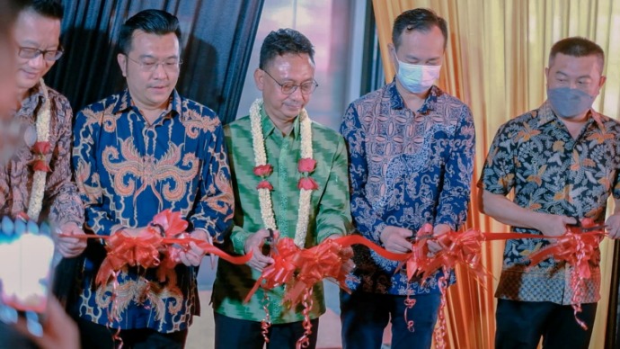 PERESMIAN : Pengguntingan pita dan penandatanganan batu prasasti sebagai tanda  peresmian Family Karaoke - Masterpiece Signature Pontianak. (ist)